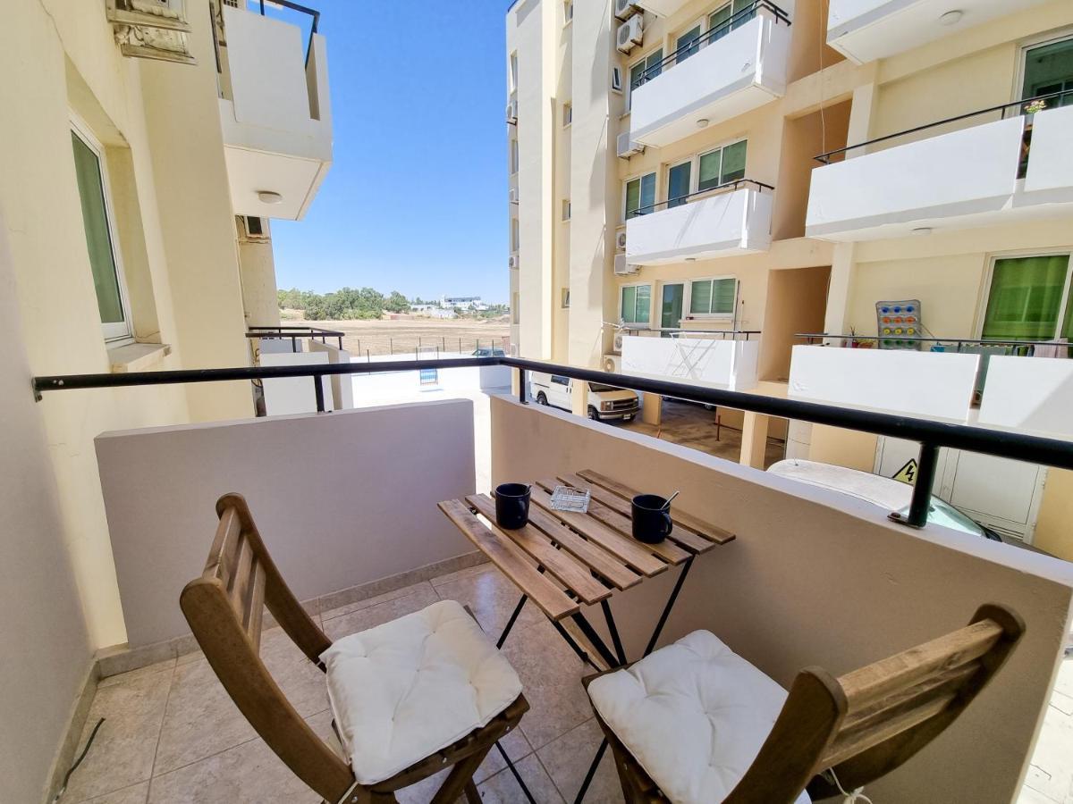 Dock Holiday Apartment Larnaca Buitenkant foto