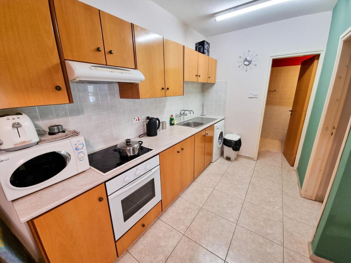 Dock Holiday Apartment Larnaca Buitenkant foto
