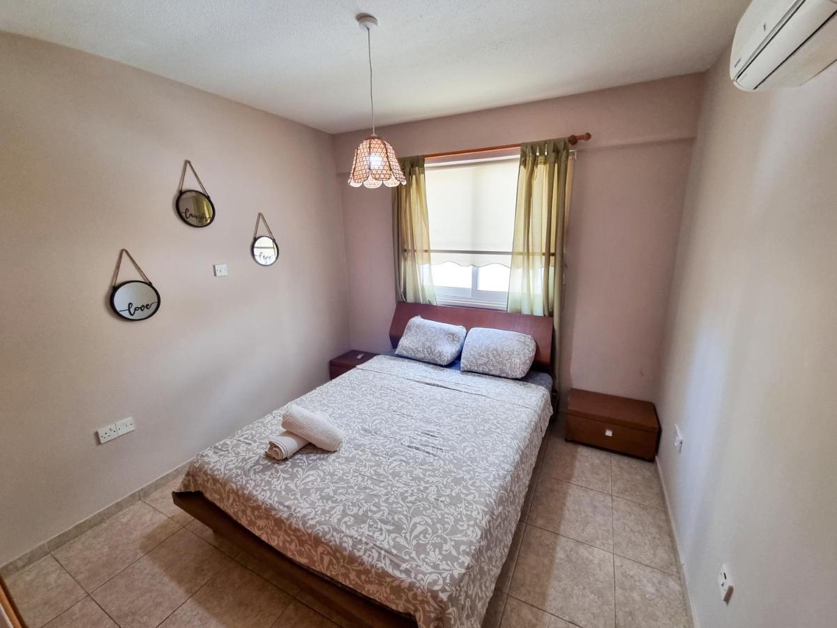 Dock Holiday Apartment Larnaca Buitenkant foto