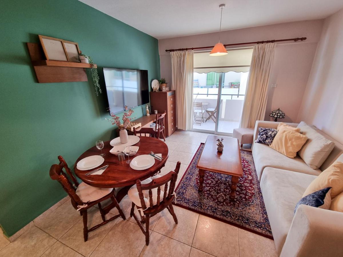 Dock Holiday Apartment Larnaca Buitenkant foto